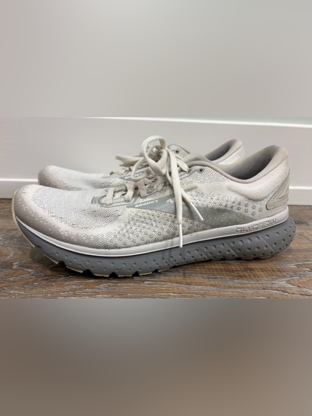 Brooks Women’s Neutral Running Shoes in White and Light Gray, Glycerin Size 10.5